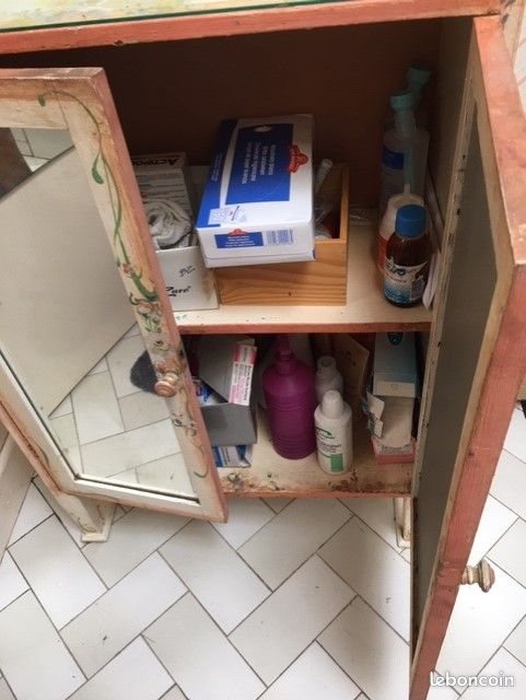 Petit meuble en bois décoré à la main bon état (image 3)