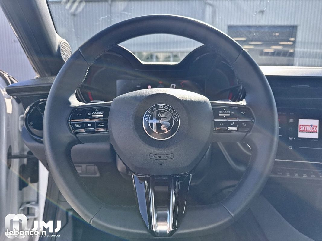 ALFA ROMEO Junior 1.2 Ibrida 145 ch e-DCT6 Q4 Premium (image 12)