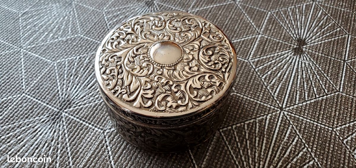 Coffret ancien en métal argenté (image 3)