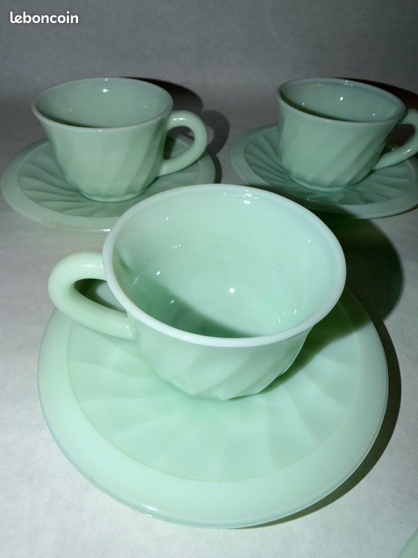 4 tasses et sous tasses en opaline vert Arcopal