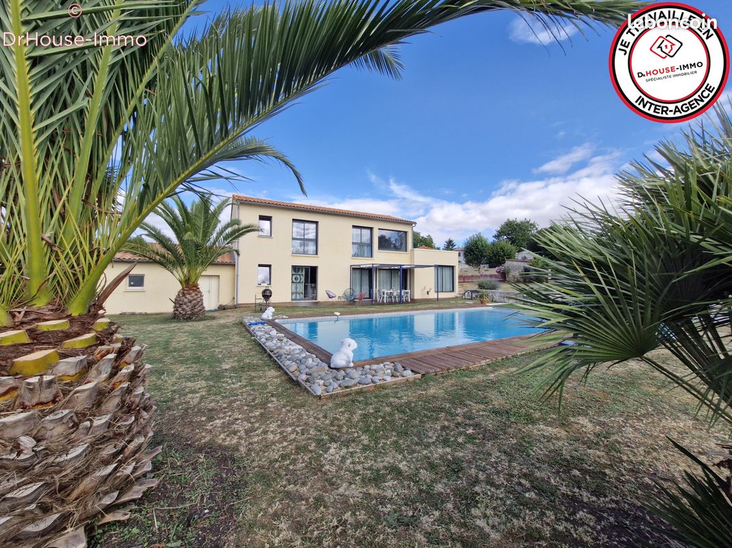 Maison 8 pièces 427 m² · à Vouillé · 427 m² · 499 990 €