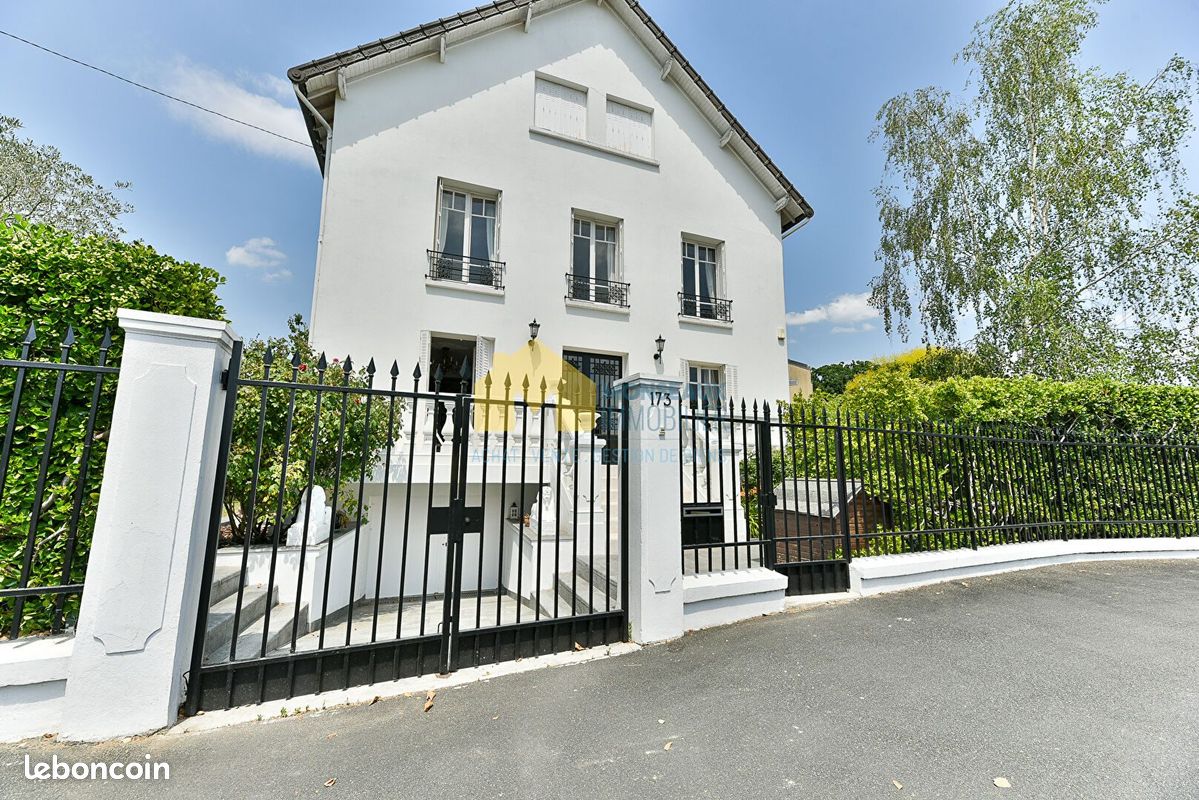 Maison 8 pièces 205 m² · à Sainte-Geneviève-des-Bois · 205 m² · 449 000 €