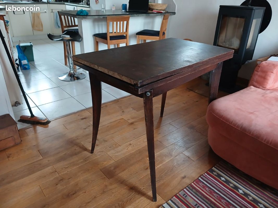 Table en bois (image 1)