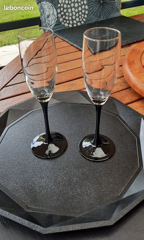 2 flûtes à champagne vintage Luminarc, pied noir, en parfait état (image 3)