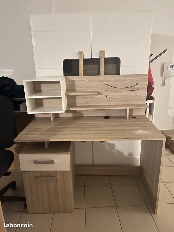 URGENT Bureau fourni avec la chaise (image 1)