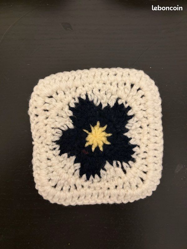 Granny squares fait main bleu foncé et blanc (image 3)