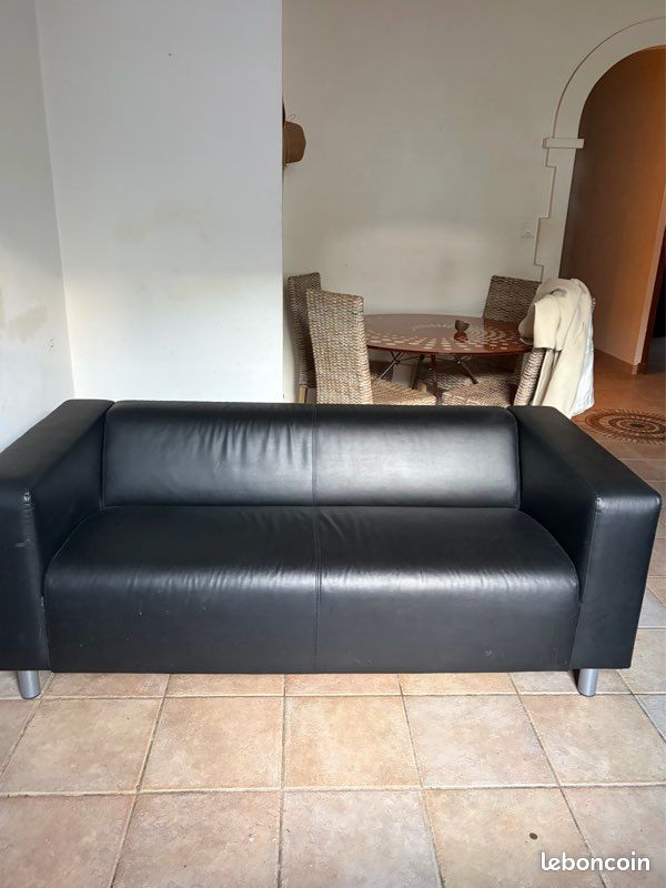 Canapé 2 places effet cuir IKEA modèle KLIPPAN (image 1)