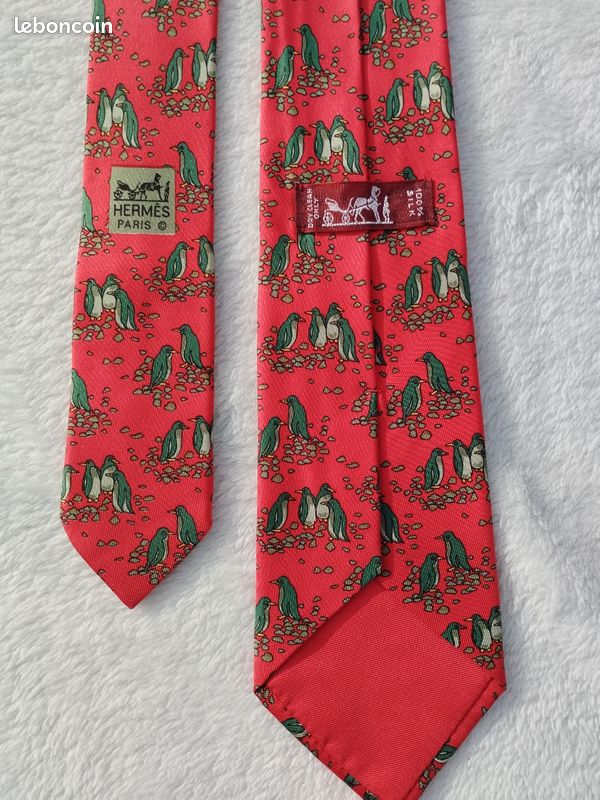 Cravate Hermès En Soie Numérotée – Modèle Rouge Avec Motif David – Occasion Homme