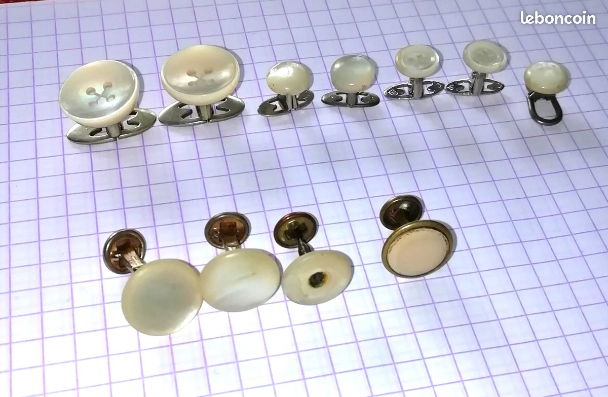 paire de boutons de col anciens