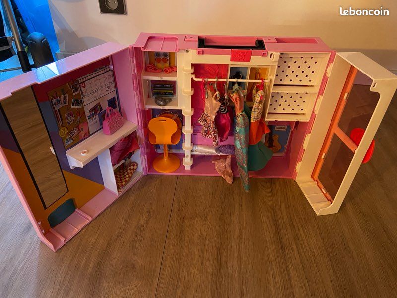 Dressing Barbie (image 3)
