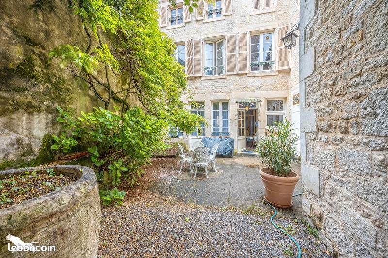 Maison 9 pièces 310 m² · à Saint-Maixent-l'École · 310 m² · 197 600 €