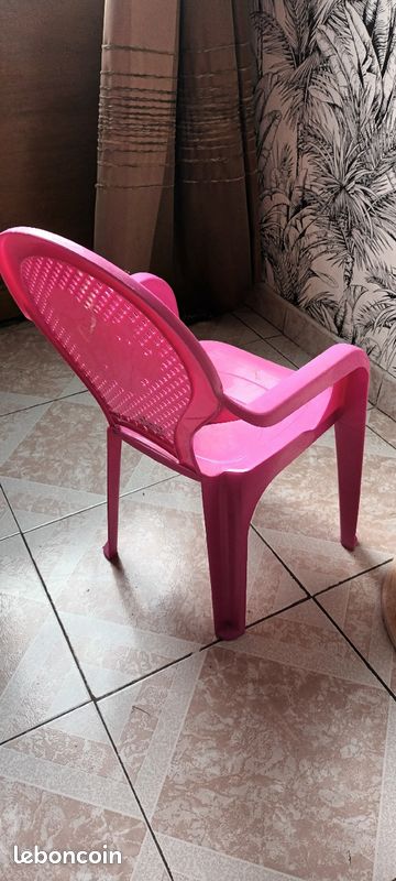 Petite chaise rose pour fille (image 1)