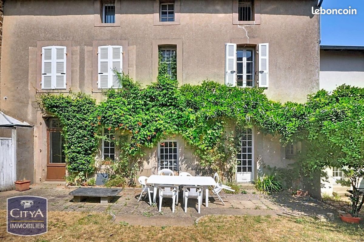 Maison 10 pièces 258 m² · à Cholet · 258 m² · 371 000 €