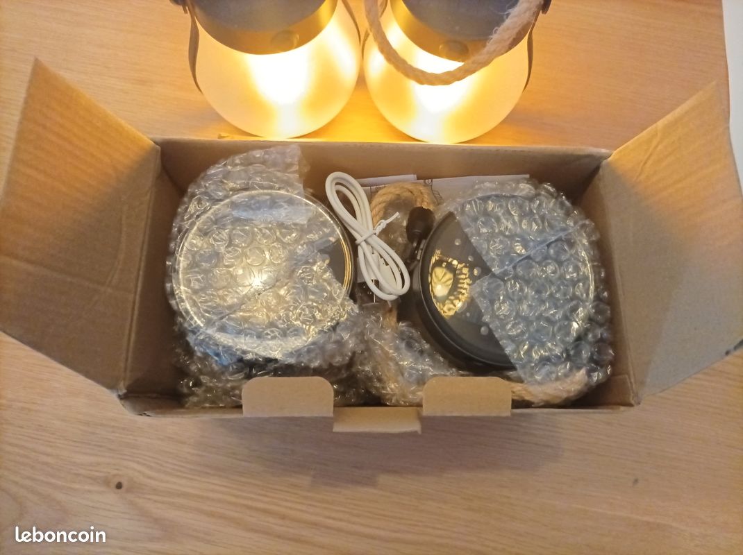 Lot de 2 lanternes solaires LED effet flamme – Neuves – Rechargeables USB + solaire (image 2)