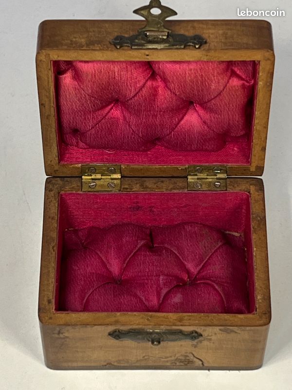 BOITE À BIJOUX EN BOIS D'OLIVIER SOUVENIR DE NICE CAPITONNÉE XIXème (image 7)