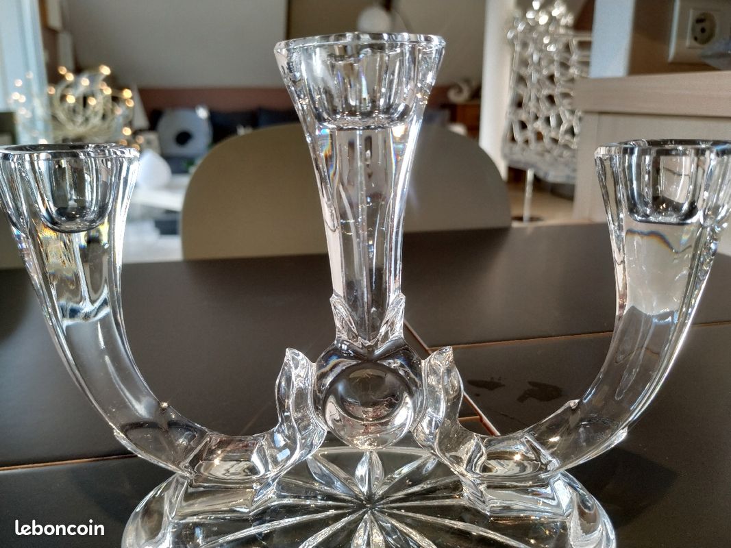 Bougeoir en cristal vintage. A 3 branches en forme de volutes. Base étoilée. Long. 21 cm. TB état (image 9)