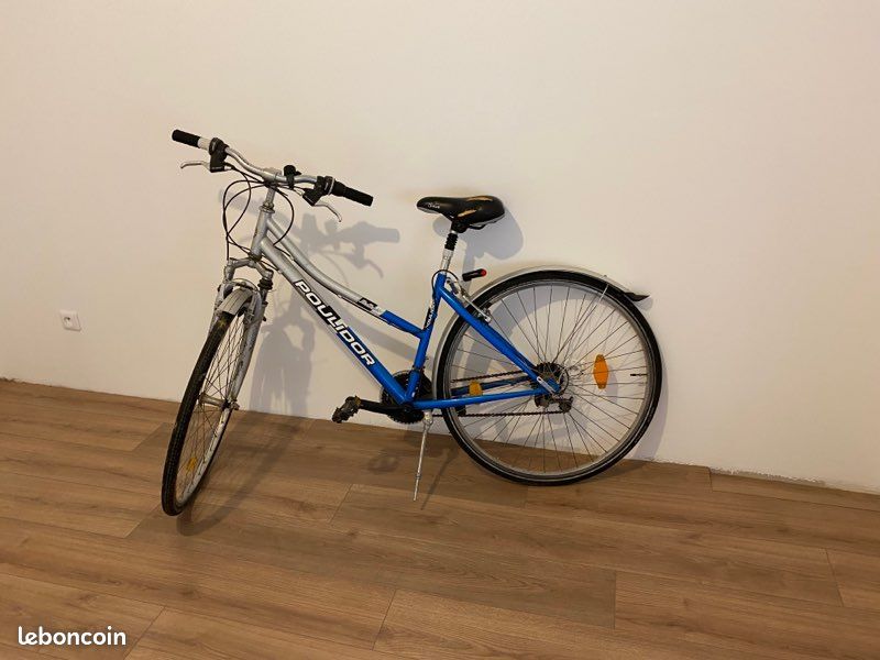 Vélo VTC (Vélo Tout Chemin), de la marque POULIDOR Vélos