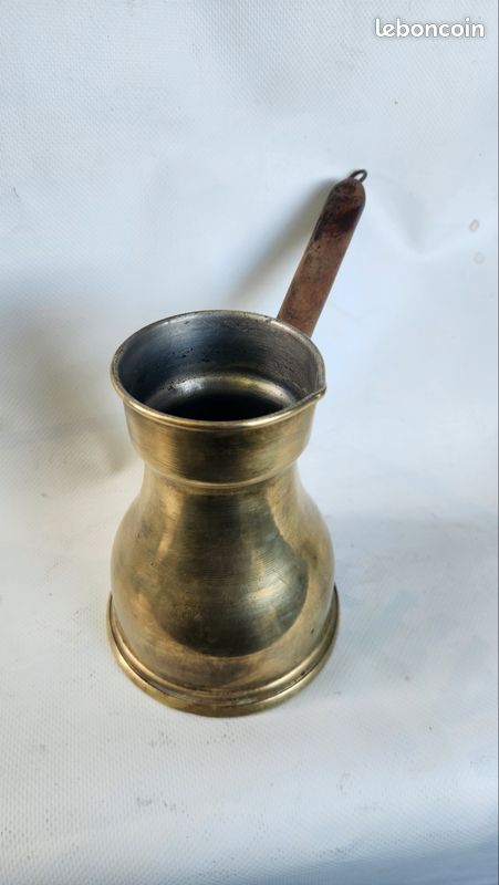 Cafetière orientale ancien en laiton et bois (image 2)