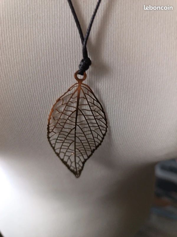 Collier Doré ILE Ø PERLES – Pendentif Feuille Ciselée, Plaqué Or (neuf)