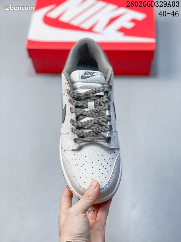 Chaussures Nike, excellent état, taille 43, couleur : Blanc (image 2)