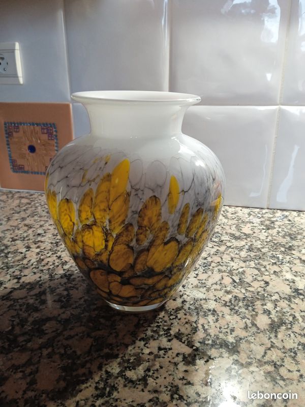 Vase (image 1)