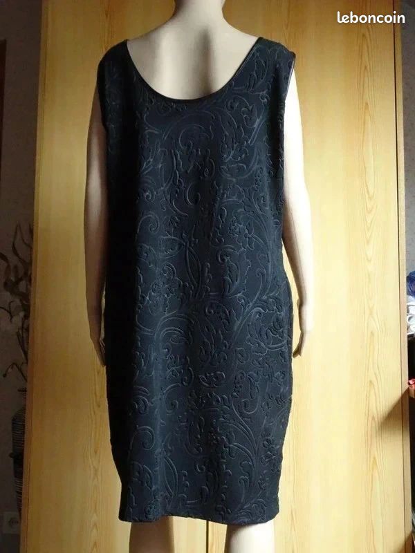 ROBE NOIRE avec MOTIFS RELIEF T. XL (image 2)