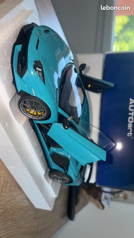 Autoart lamborghini aventador svj turquoise 1/18 + vitrine 1/18 (image 4)