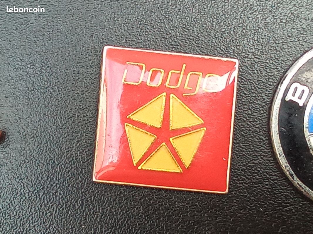 Pins Pin's badge vintage collection Gelhard PUB automobile PODIUM 33 LEOGNAN