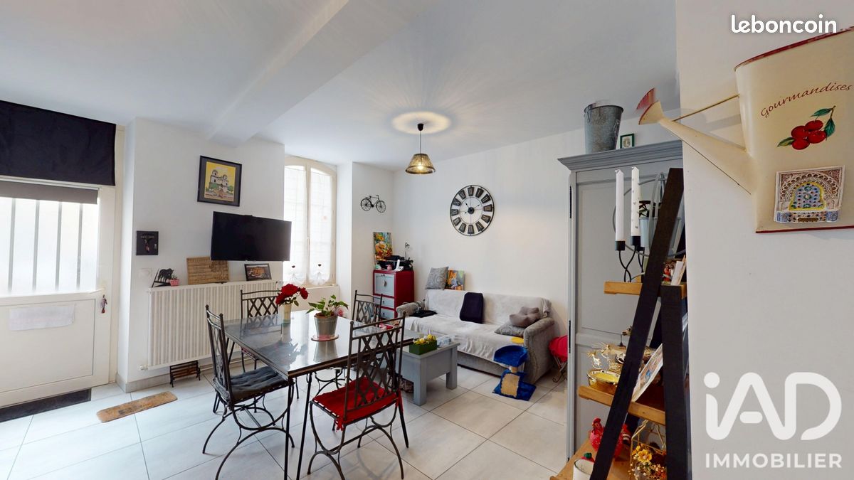 Maison 7 pièces 1215 m² · à Saint-Jean-d'Angély · 1 215 m² · 248 000 €