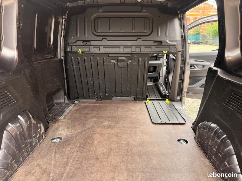 10 825 HT / CITROËN BERLINGO Van M 650kg BlueHDi 130 S&S Club EAT8 3places (image 13)