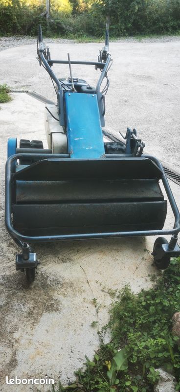 Débroussailleuse à fléaux sur chenille (image 1)