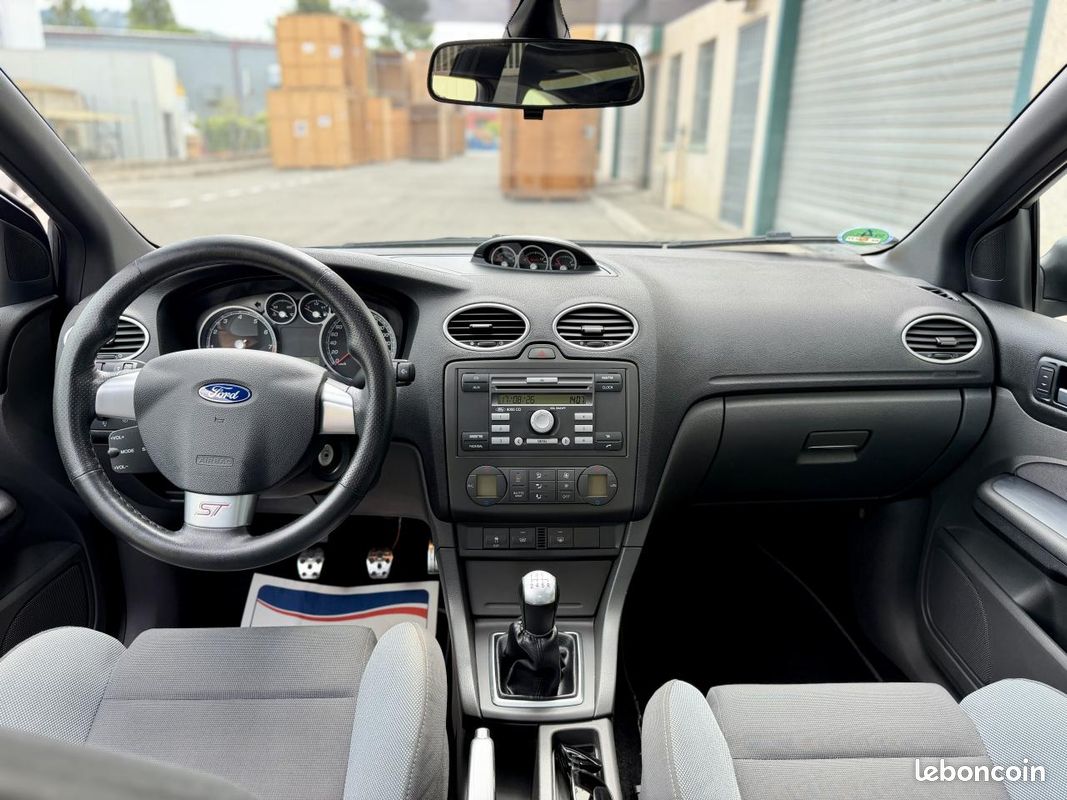 FORD FOCUS ST 2.5 225Ch MK2- Toit ouvrant - xénons - Première main (image 16)