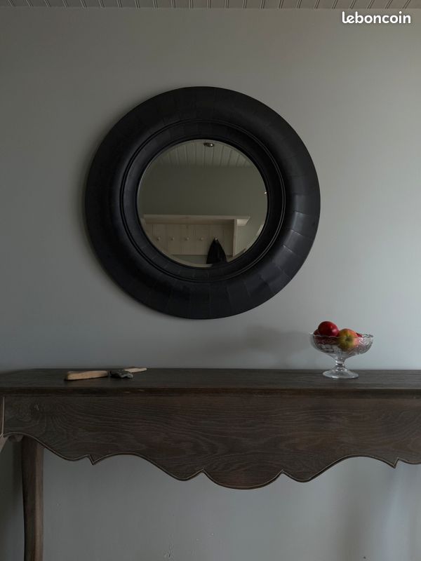 Grand miroir rond 90 cm — cadre métal noir segmenté — style design contemporain / industriel chic (image 1)