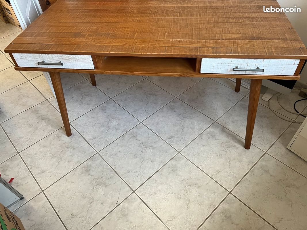 Bureau (image 1)