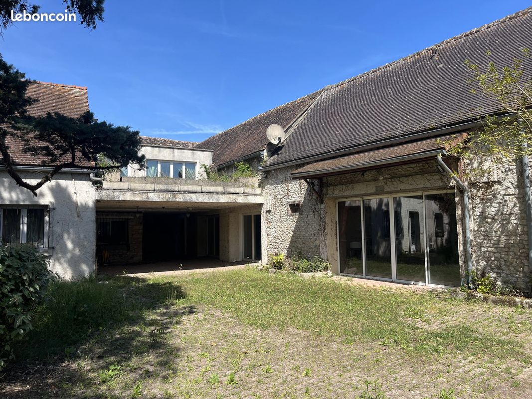 Maison 21 pièces 850 m² · à Égreville · 850 m² · 567 000 €