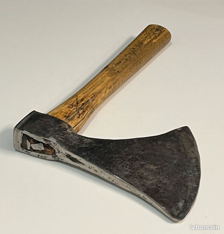 Hache Ancienne En Fer Forgé - Outil Vintage - Manche En Bois - Occasion, état D'usage