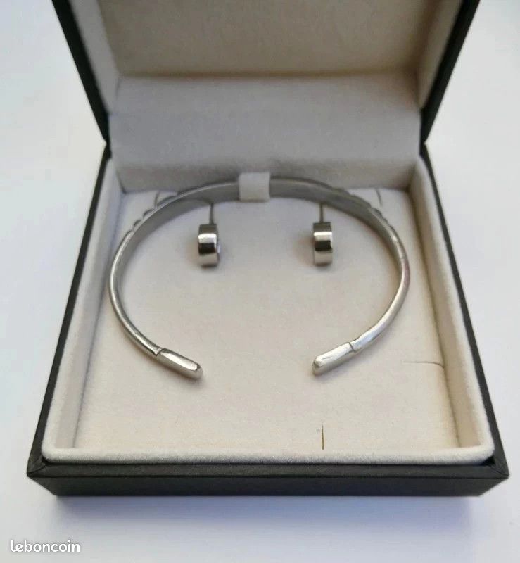 Ensemble bracelet-boucles d'oreilles en acier inoxydable (image 1)