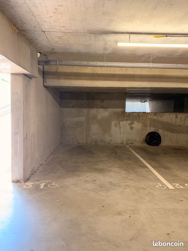 Place de parking · à Faches-Thumesnil · 18 500 €