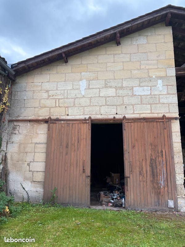 Garage en pierre de 97m2 avec jardin 220m2 · à Génissac · 50 000 €