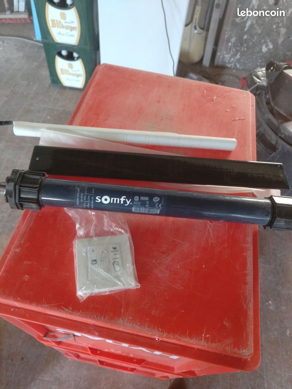 Vend moteur Somfy solaire RS100 6 nm avec télécommande smoove (image 1)