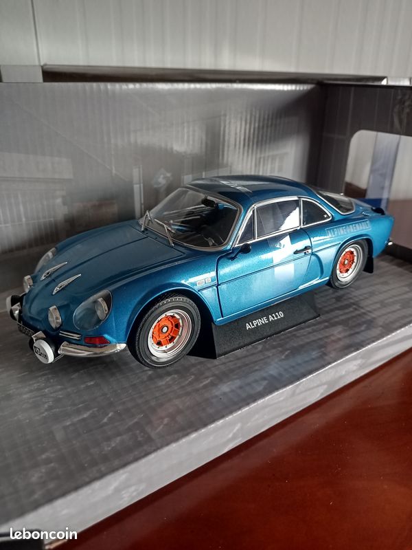 voiture miniature ALPINE RENAULT 1600 S 1/18 de 1971 MAISTO sur son socle