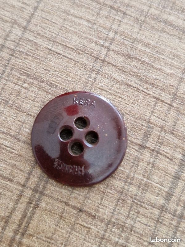 Lot De 26 Petits Boutons Vintage – Marron Rectangulaire – 0,9 X 1,2 Cm – Ref 1014