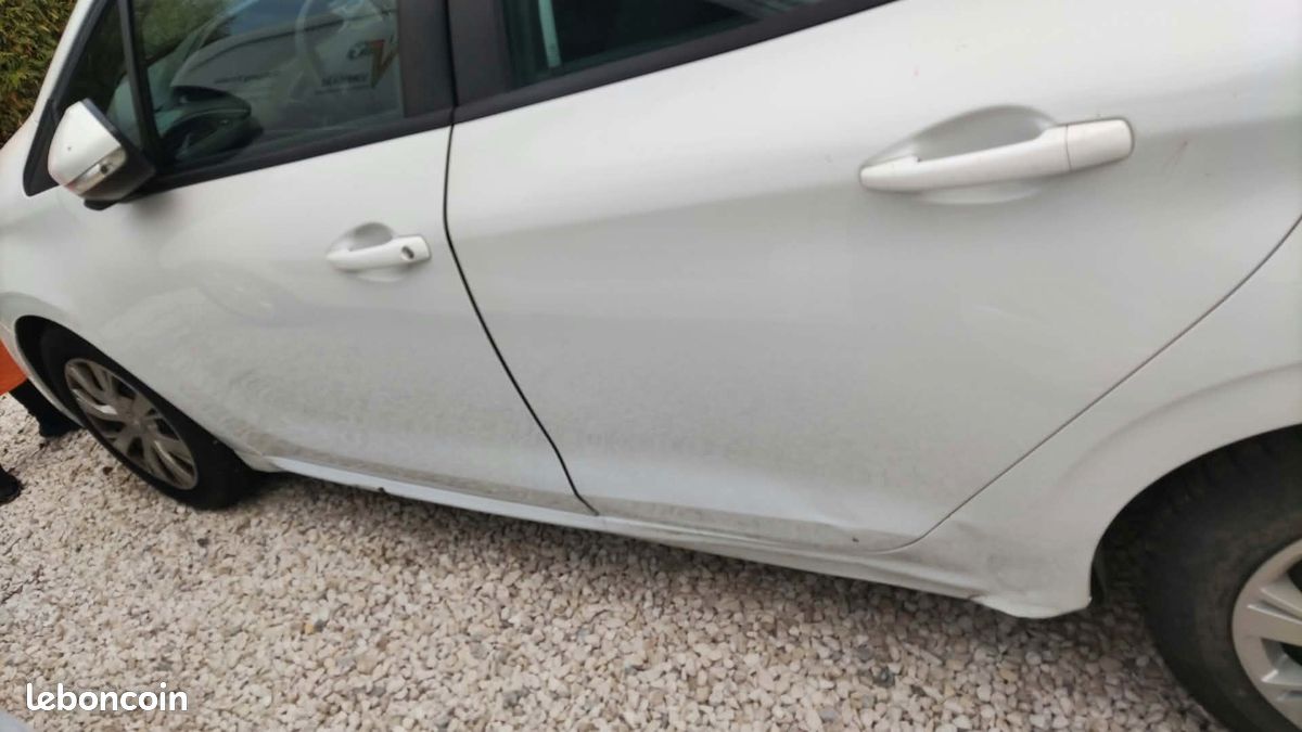 Bonjour Vend peugeot 208 (image 3)