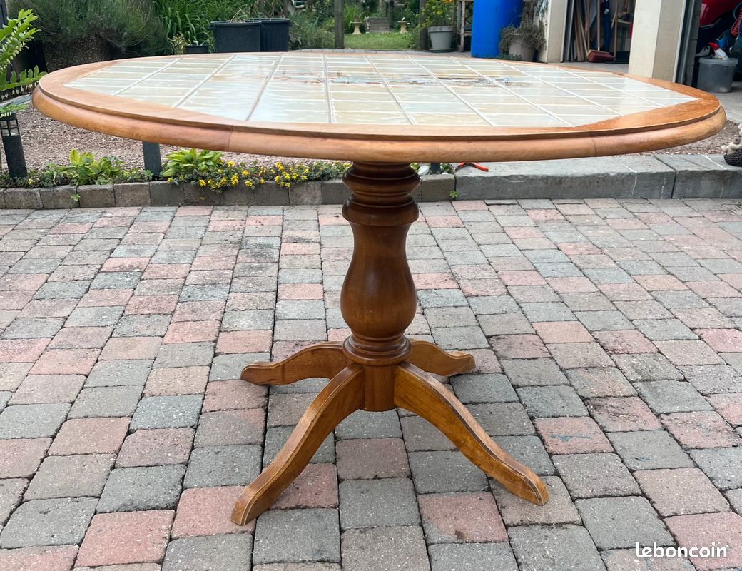 Table carrelée ronde diam 117, pied central (image 1)