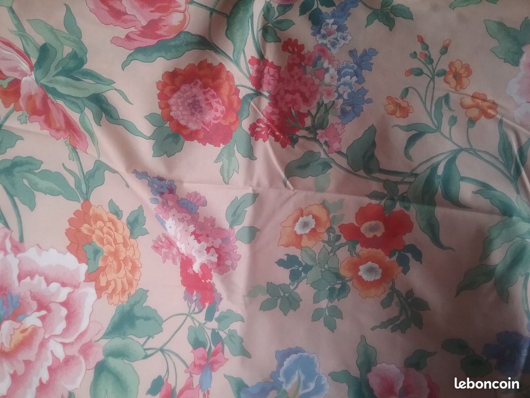 Coupon de tissu fleuri (image 1)