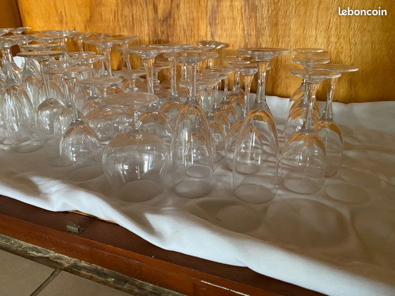 Ensemble de verres à pied divers (vin, champagne…) (image 3)