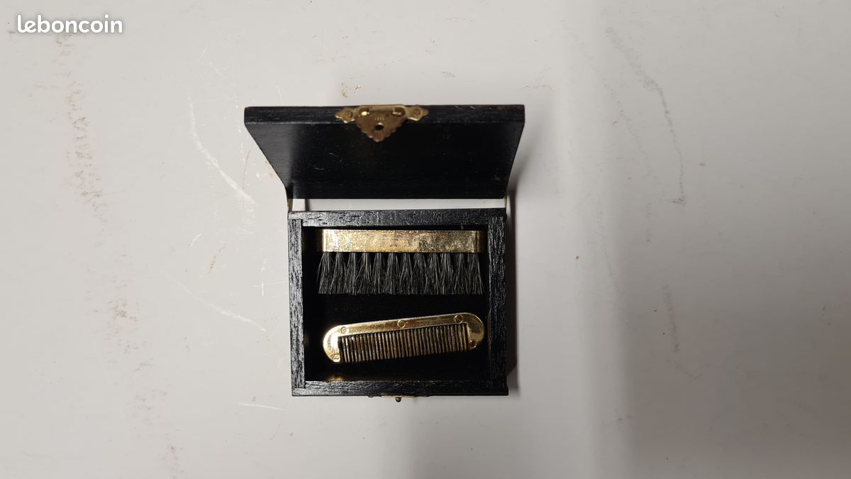 Petite boite pour l'entretien de ma moustache (image 3)