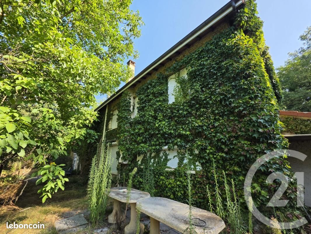 Maison 8 pièces 272 m² · à Vézézoux · 272 m² · 235 000 €