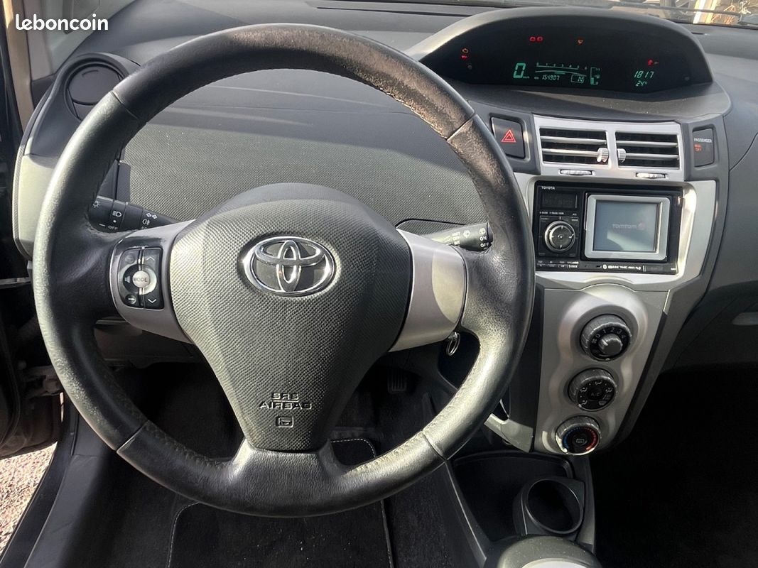 TOYOTA YARIS II 1.4 - 90 D-4D NaviMedia MultiMode (image 11)