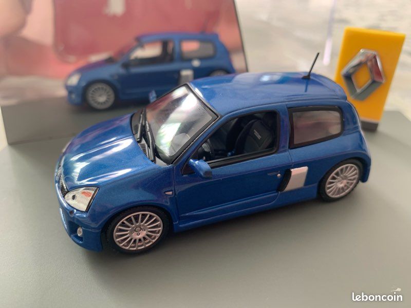 Modèle Réduit Renault Clio Sport V6 Chromée 1:43 Universal Hobbies - Occasion, Démontable